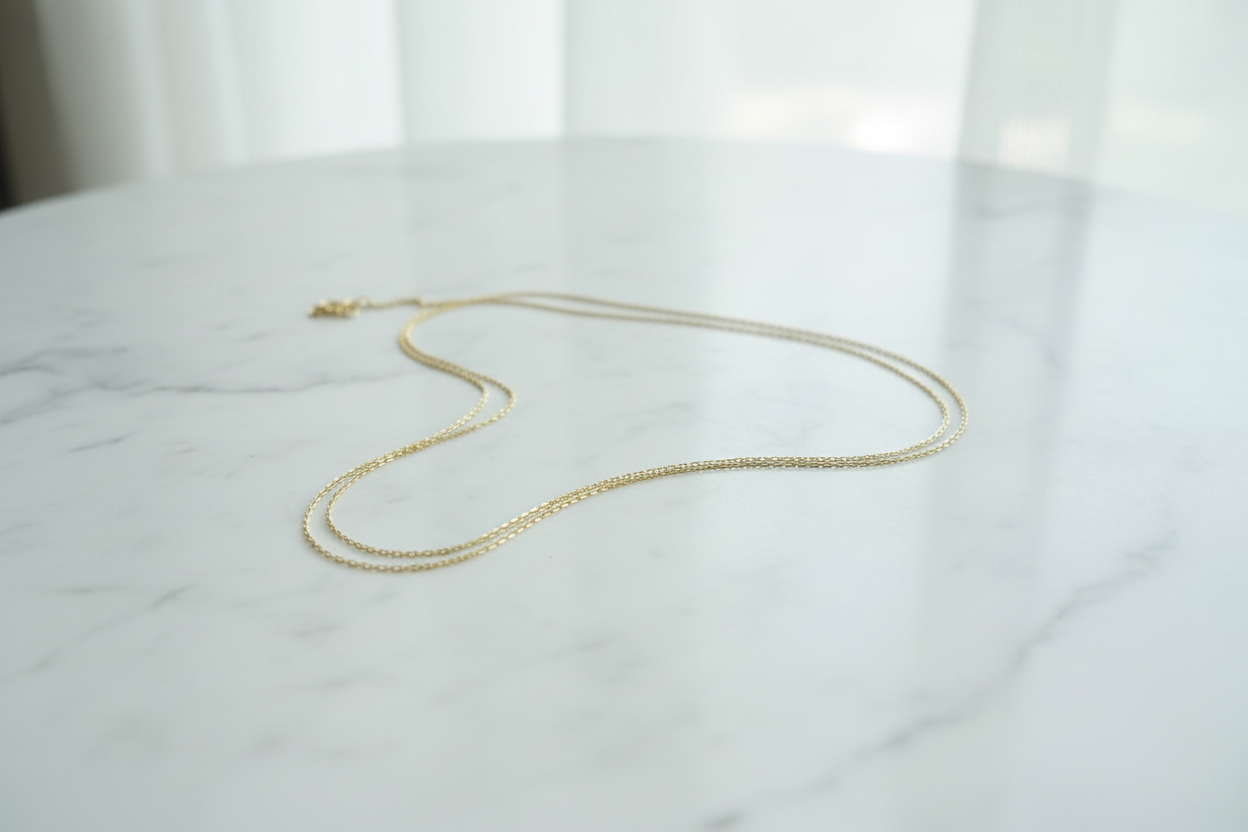 Cadena oro 18k sobre mármol blanco – lifestyle