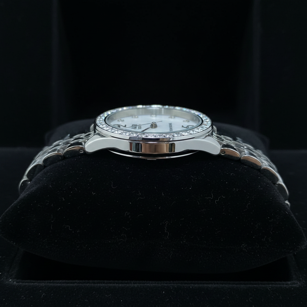 Reloj Q&Q plateado - vista de perfil brazalete