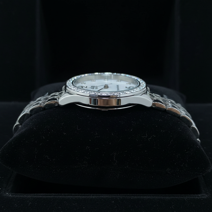 Reloj Q&Q plateado - vista de perfil brazalete