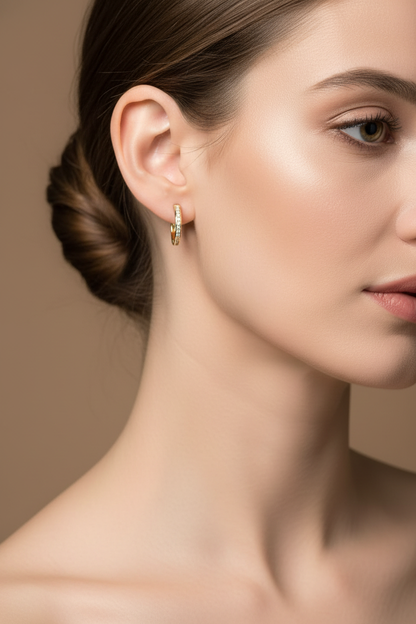 Candonga oro 18k barra zirconias en rostro femenino