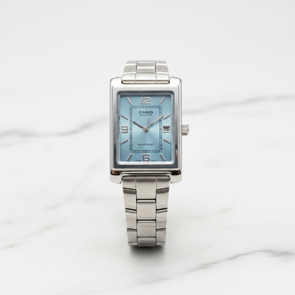 Reloj Casio rectangular — vista frontal flat lay