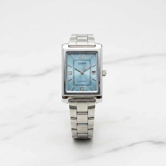 Reloj Casio rectangular — vista frontal flat lay