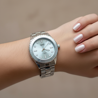 Reloj Q&Q escafandro azul hielo en muñeca femenina