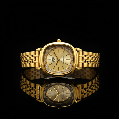 Reloj Q&Q dorado cuadrado - vista frontal fondo oscuro