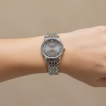 Reloj Q&Q gris antracita en muñeca femenina