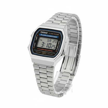 Reloj Casio retro plateado — ángulo 45 grados brazalete