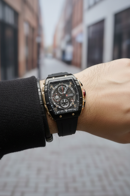 Reloj Curren tonneau negro esqueleto en muñeca masculina