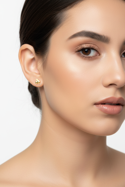 Modelo luciendo topos conejo oro 18K