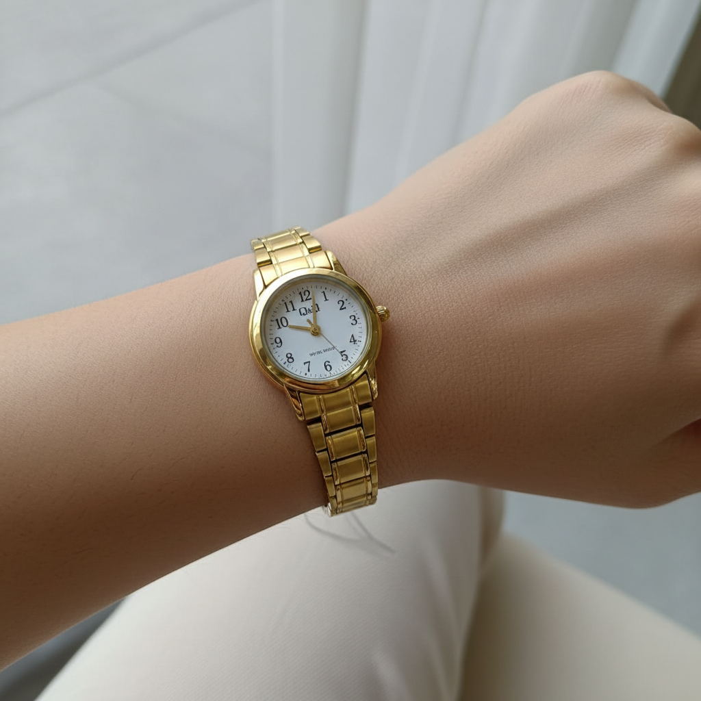 Reloj Q&Q dorado femenino en muñeca