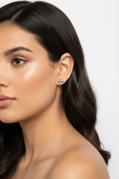 Modelo luciendo topos trébol oro 18K