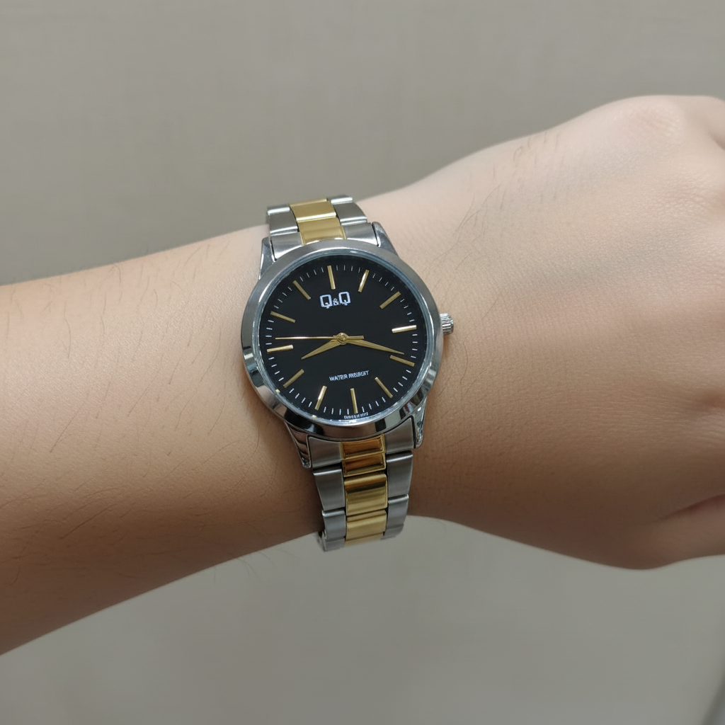 Reloj Q&Q bicolor negro dorado en muñeca