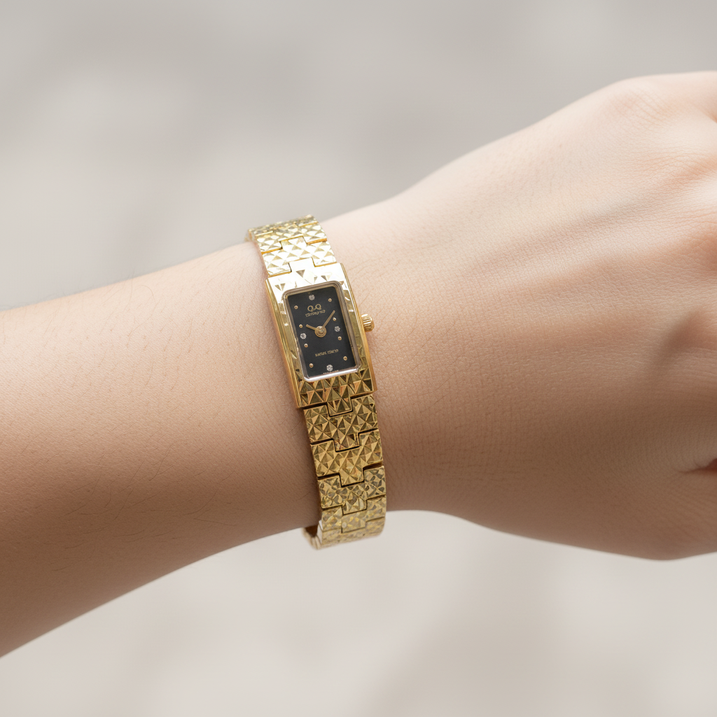 Reloj Q&Q rectangular dorado en muñeca femenina