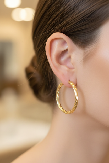 Candonga Oro Melcocha 18K lifestyle en oreja