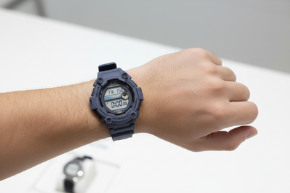 Casio WS-1400H — en muñeca masculina