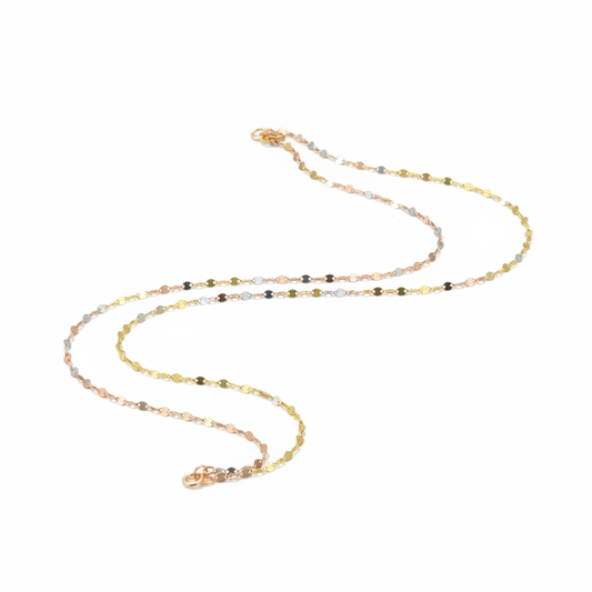 Cadena tricolor oro 18k sobre fondo blanco