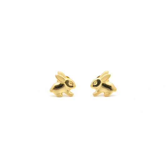 Topos conejo oro 18K close-up fondo blanco