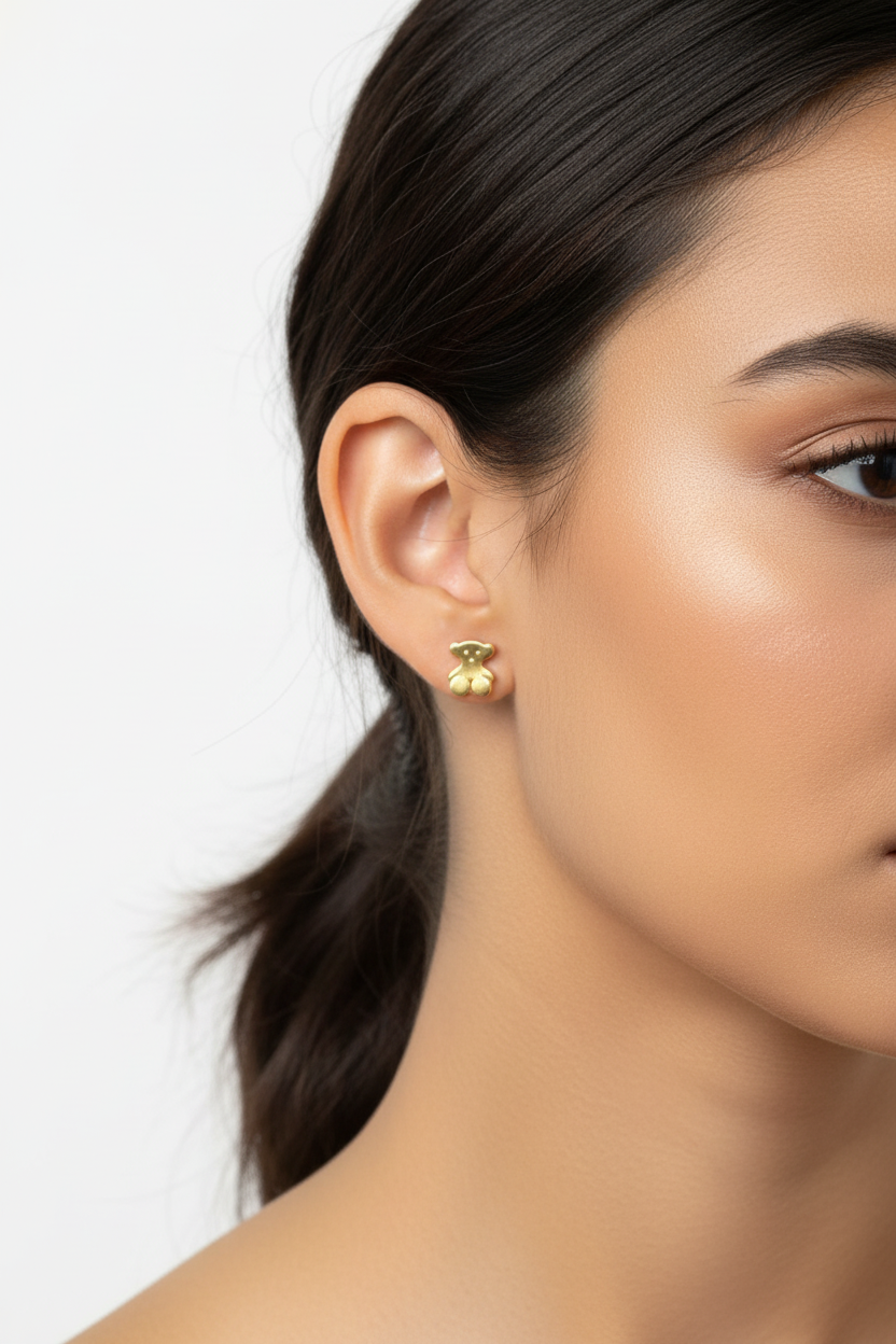 Modelo luciendo topos osito oro 18K