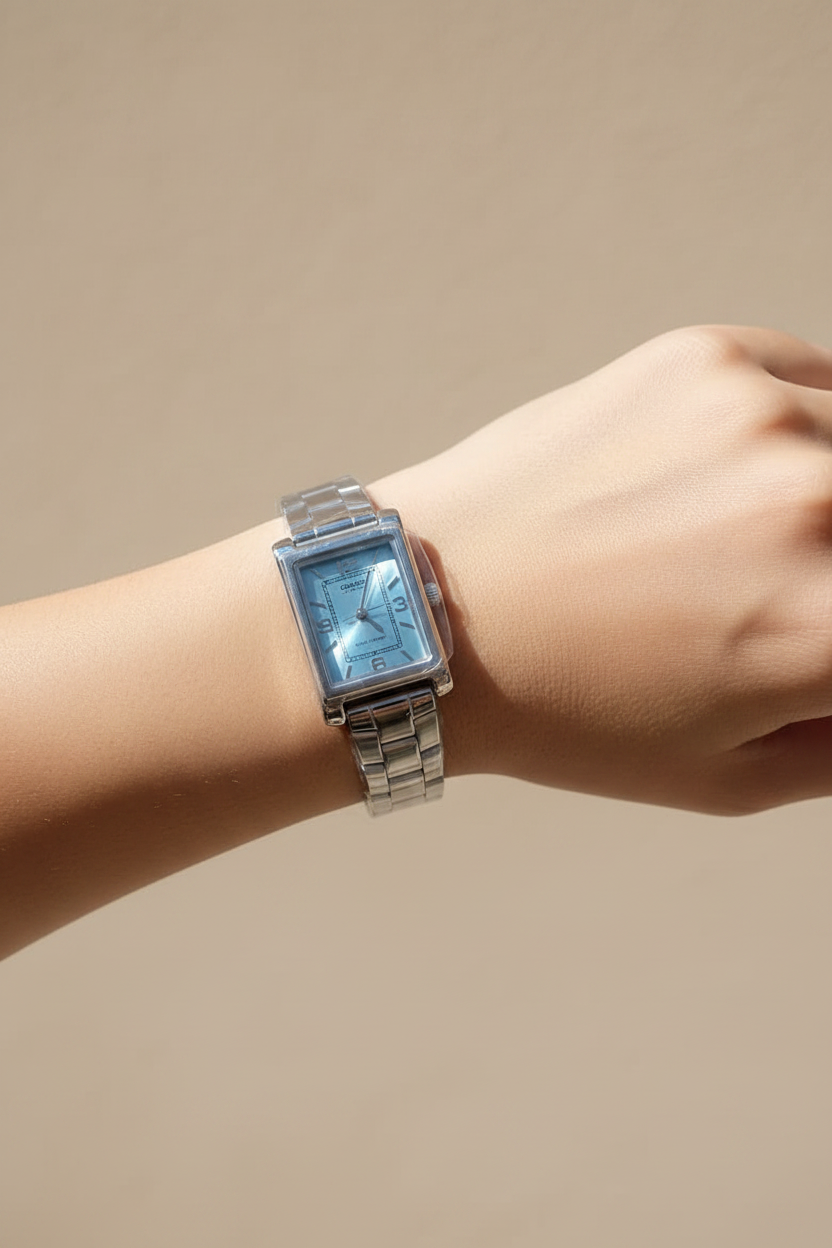 Reloj Casio rectangular — muñeca femenina lifestyle