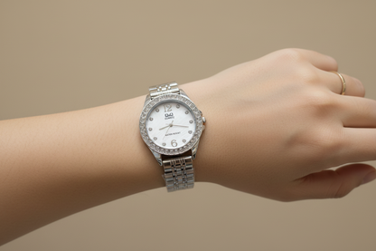 Reloj Q&Q plateado en muñeca femenina - lifestyle