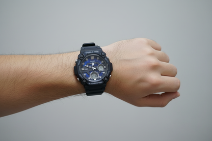 Casio World Time AEQ-110W — en muñeca masculina