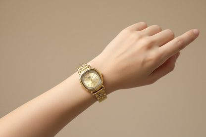 Reloj Q&Q dorado cuadrado en muñeca femenina - lifestyle