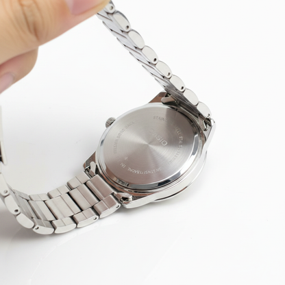 Casio Clásico REF 15359 - vista trasera fondo blanco