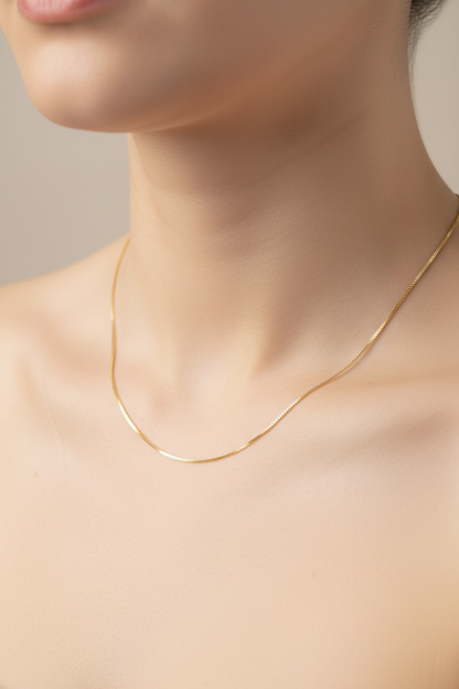 Cadena lisa oro 18k en cuello femenino