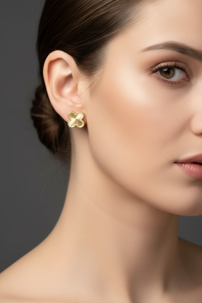 Aretes trébol oro 18k en rostro femenino