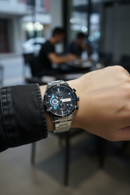 Reloj Curren bisel negro azul en muñeca masculina