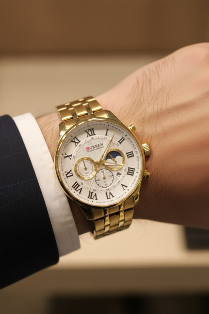 Reloj Curren dorado fase lunar en muñeca masculina