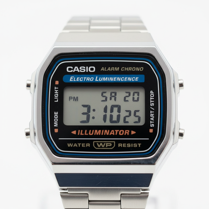Reloj Casio retro plateado — macro pantalla LCD