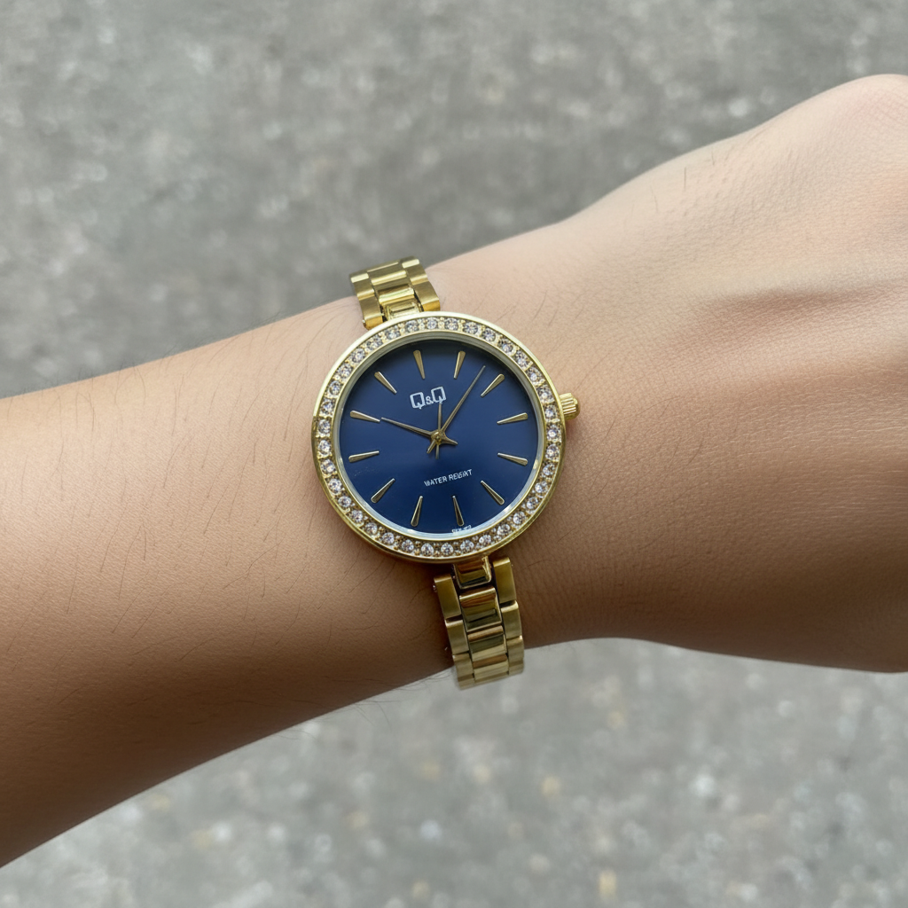 Reloj Q&Q azul dorado en muñeca femenina