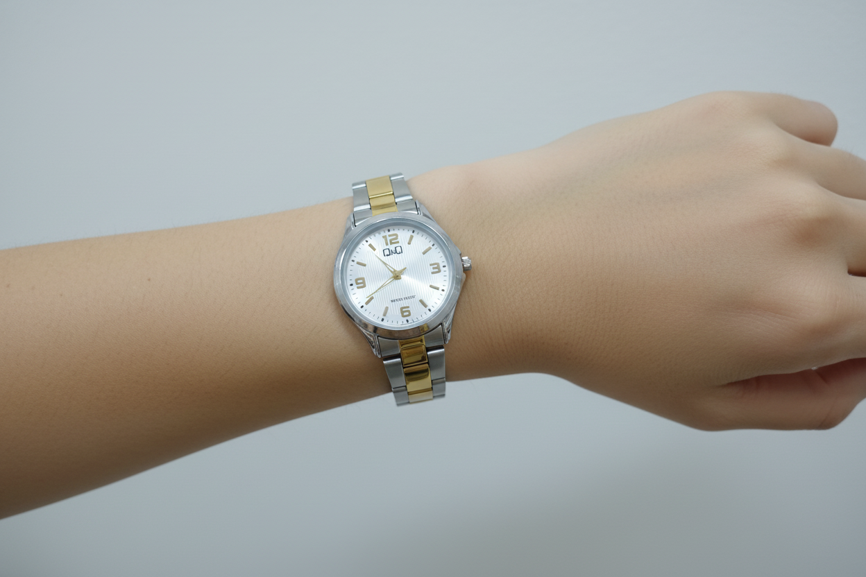 Reloj Q&Q bicolor en muñeca femenina - lifestyle